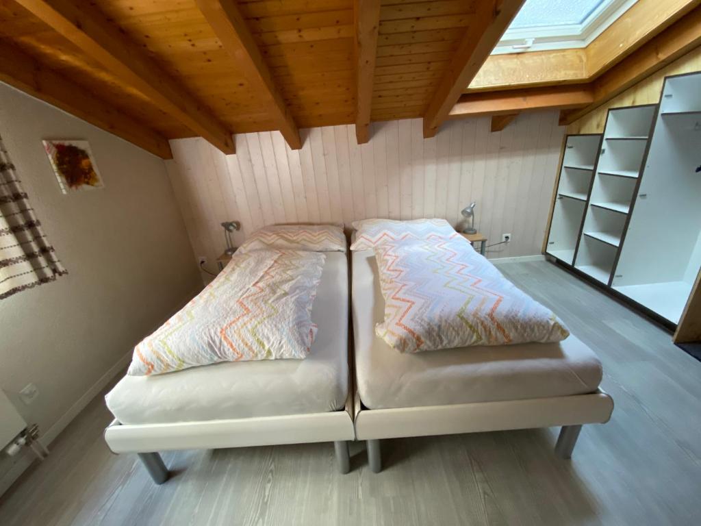 Privatzimmer / bed & breakfast room 6